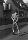 Pionier des Strassenhockeys: Die Rollschuhe hatten noch Eisenrollen und als Hockeyschl&auml;ger mu&szlig;te Vaters Wanderstovk herhalten  (36kb)